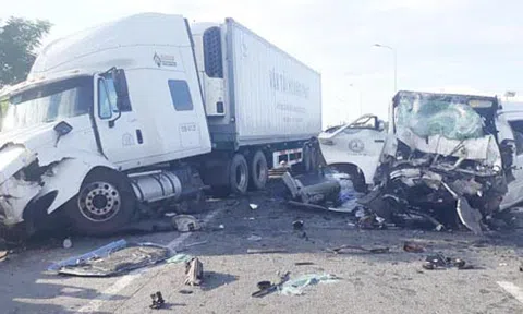 Tài xế ngủ gật khiến xe đón dâu gặp tai nạn kinh hoàng ở Quảng Nam